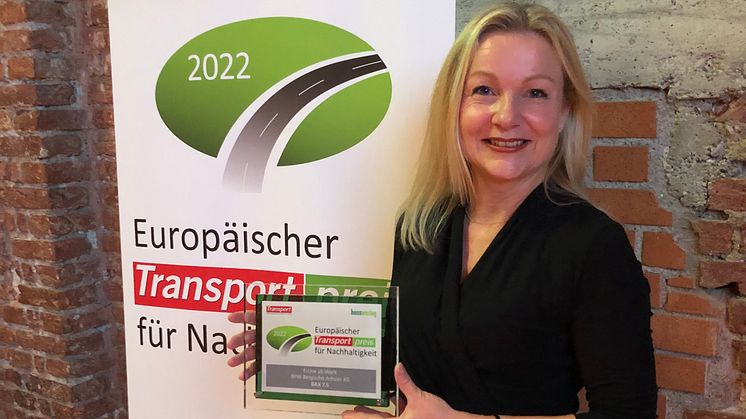 Katrin Köster, Leiterin Unternehmenskommunikation bei BPW, mit der Trophäe des ETPN.