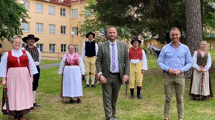 Kulturborgarråd Jonas Naddebo och äldreborgarråd Erik Slottner tillsammans med Stockholms folkdansring som är en del av kulturturnén på äldreboenden, här på Hemmet för gamla i Skarpnäck.