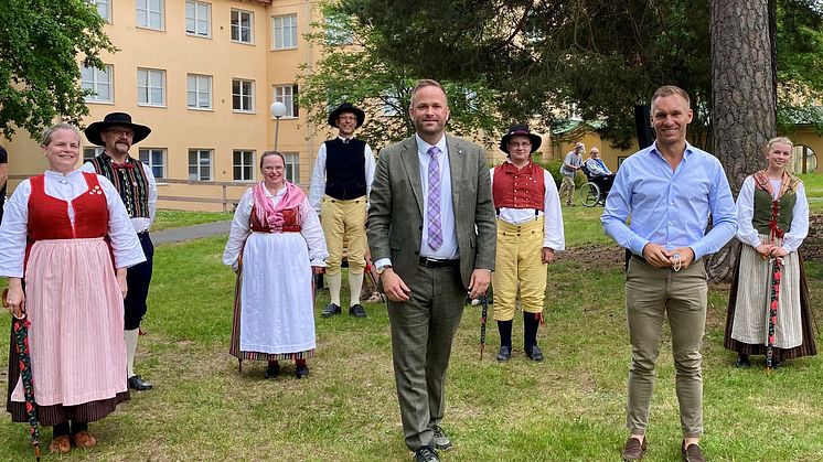 Kulturborgarråd Jonas Naddebo och äldreborgarråd Erik Slottner tillsammans med Stockholms folkdansring som är en del av kulturturnén på äldreboenden, här på Hemmet för gamla i Skarpnäck.