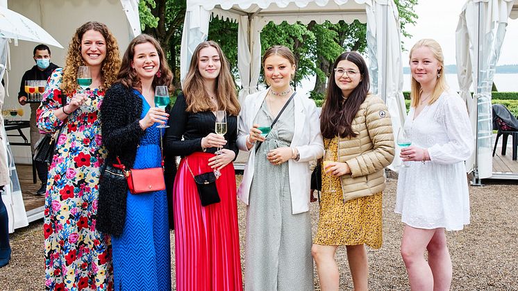 Bestanden: Die Freude bei den Schülerinnen über das bestandene Abitur war groß