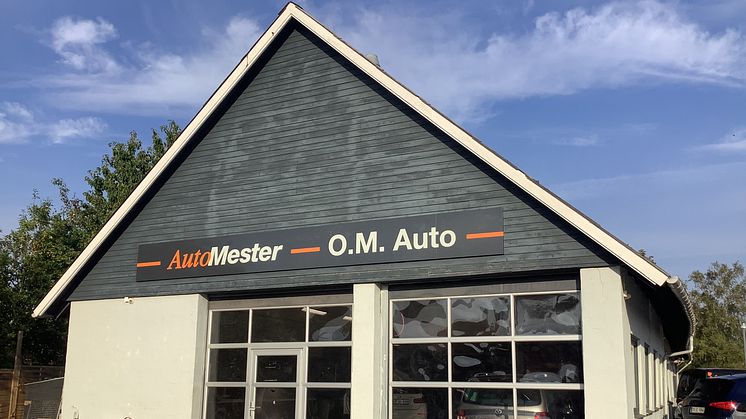 Den 1. august overtog Oliver Madsen AutoMester-værkstedet i Rødovre, og ændrede navn til O.M Auto