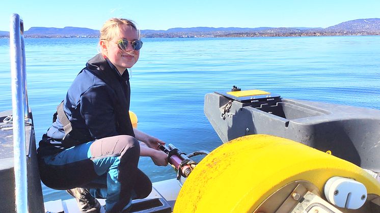 Miljøgeolog Frøya Vold Bjørvik på feltarbeid i Oslofjorden.