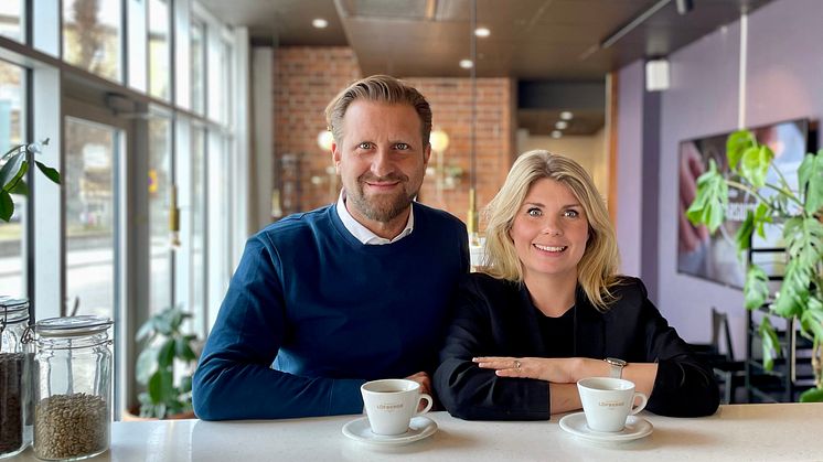 Skål i kaffe! Anders Thorén och Sofia Svahn på Löfbergs firar segern med en god kopp.
