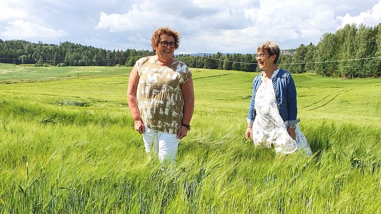 KUTT SKATT: Landbruks- og matminister Olaug V. Bollestad fikk med seg en klar skattebeskjed fra leder Jorun Henriksen fra møtet med Norges Bygdekvinnelag på Hauer gård.