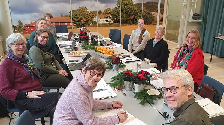 Her signeres arkivavtalen av Jorun Henriksen, leder i Norges Bygdekvinnelag og Per Kristian Ottersland fra Arkivverket. Foto. Cesilie Aurbakken.