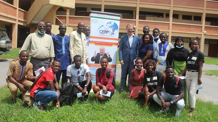 Lacina Yeo  (4.v.l.h.) stiftet ein Höffmann-Forum für internationalen und interkulturellen Dialog an der Universität Félix Houphouët-Boigny, AbidjanCocody (Elfenbeinküste)