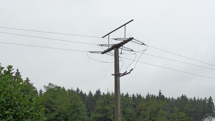 LEW Verteilnetz hat eine stillgelegte Freileitung der 20-kV-Mittelspannung zwischen Korb und Beblinstetten zurückgebaut. Sie wurde nicht mehr benötigt, da ein neues 20 kV-Erdkabel im Einsatz ist. (Foto: Jürgen Strohmeyr / LEW)