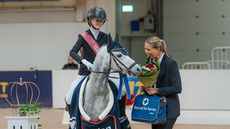 Ellie Ahlbom från Föreningen Siggesta Ryttare och ponnyn Pasjonata Panicz tog hem vinsten i Agria Pony Trophy Kategori B