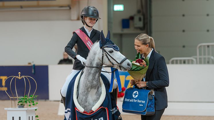 Ellie Ahlbom från Föreningen Siggesta Ryttare och ponnyn Pasjonata Panicz tog hem vinsten i Agria Pony Trophy Kategori B