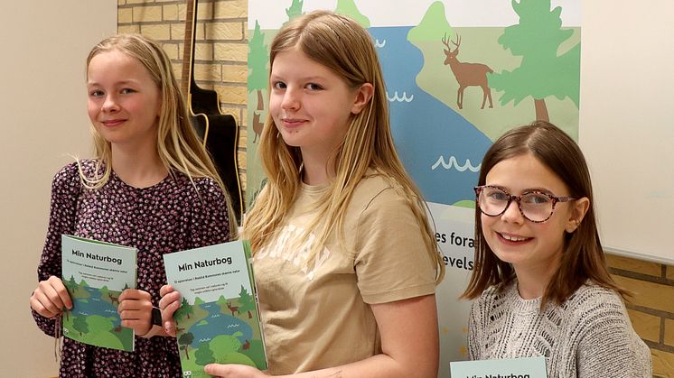Isabella, Filuca og Ingeborg fra 4. klasse på Karensmindeskolen, tog rigtig godt imod den nye oplevelsesbog, ligesom deres klassekammerater. Foto: Rebild Kommune.