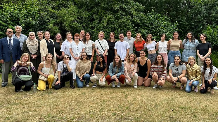 Die Gruppe mit Dozierenden und Referent*innen: Nader Al-Refai (l.), Magnus Frampton (2.v.l.), Somia Al-Qudah (4.v.l.), Hanna Turunen (7.v.l.), Maria Pau Cornadó Teixidó (3.v.r.) sowie Kit Griffiths (2.v.r.)