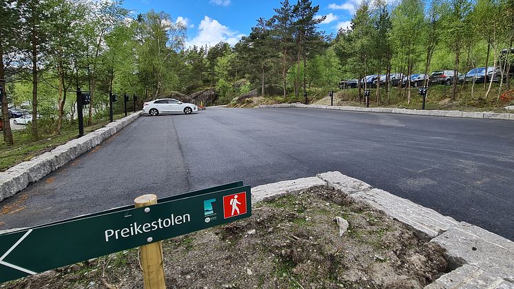 Ved Preikestolen er det nå montert 20 ladepunkter for elbil. Flere steder på Vestlandet finner du fine aktiviteter og opplevelser rett ved ladestasjonene. Vi har satt sammen en oversikt. Foto: Helge Kjellevold