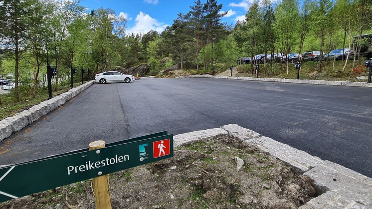 Ved Preikestolen er det nå montert 20 ladepunkter for elbil. Flere steder på Vestlandet finner du fine aktiviteter og opplevelser rett ved ladestasjonene. Vi har satt sammen en oversikt. Foto: Helge Kjellevold