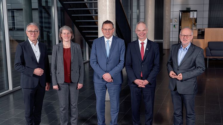 (v.l.) Prof. Dr. M. Weisensee (Jade Hochschule), Prof. Dr. V. Pietzner (Uni Vechta), Prof. Dr. J. de Vries (Rijksuniversiteit Groningen), Prof. Dr. R. Bruder (Uni Oldenburg) und Prof. Dr. G. Kreutz (Hochschule Emden/Leer). Foto: Uni Oldenburg/Windus