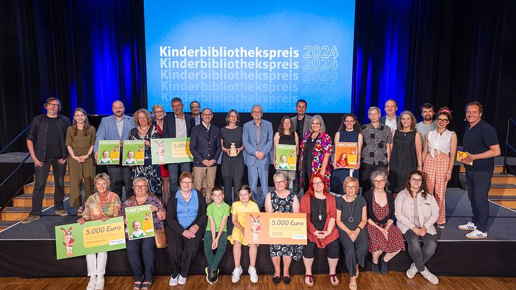 Kinderbibliothekspreis_2024_Gruppenfoto2_2618.jpg