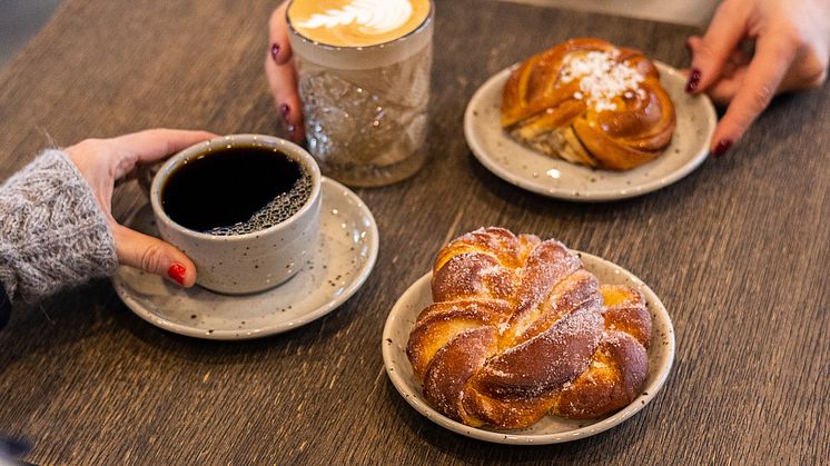 En bonusportion? 70 % av svenskarna förväntas sig gratis påtår av kaffe, bara 2 % en extra kanelbulle.