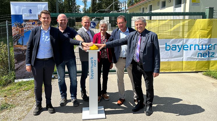 Fabian Brunner, Kundencenter-Leiter aus Eggenfelden, Bau-Projektleiter Claus Pfaffenberger und Günther Mertel von der Bayernwerk Netz GmbH (v.l.) geben mit den Kommunalpolitikern den Startschuss für das neue Hochspannungs-Kabel in Tann.