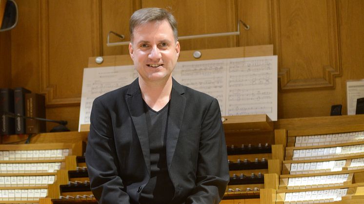 Domorganist Thomas Schmitz (Foto) improvisierte beim Kinder-Orgelkonzert zu den Vorgaben des Publikums. "Orgelbauer Fröhlich" (Friedhelm Bruns, Wissenschaftlicher Mitarbeiter der Uni Vechta) führte durch die Geschichte.(Foto (Archiv): Bistum Münster)