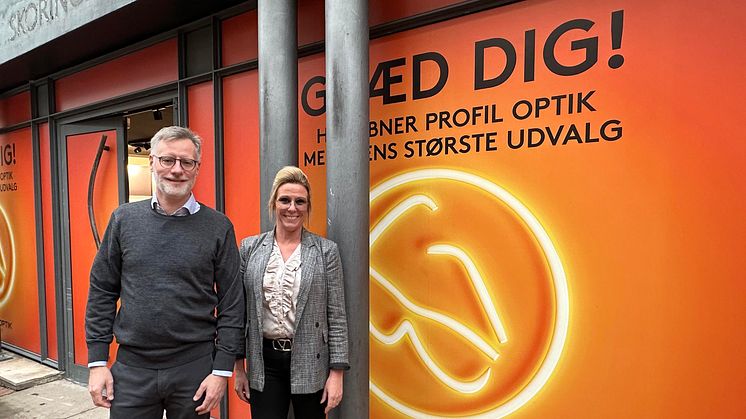 Peter Vejby, optiker i Profil Optiks nye megastore, sammen med butikschef Pia Seidler Tækker foran de nye butikslokaler i Kolding.
