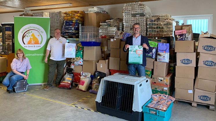 Tierisch engagiert: Renate und Michael Ruttner (Gründungsmitglieder und Vorstand Verein animalfriends.at) und Thomas Kerschbaumer (Sales Director Fressnapf Österreich) bei der Übergabe der Spenden für sozial schwache Haustierbesitzer in Wien