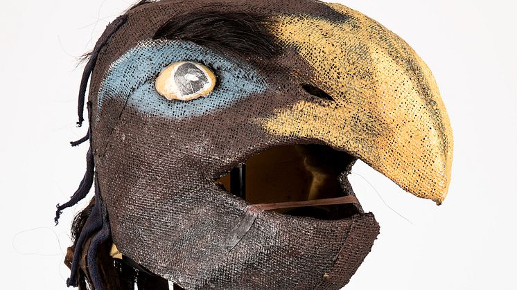 Mask till korp från uppsättningen Domardansen.