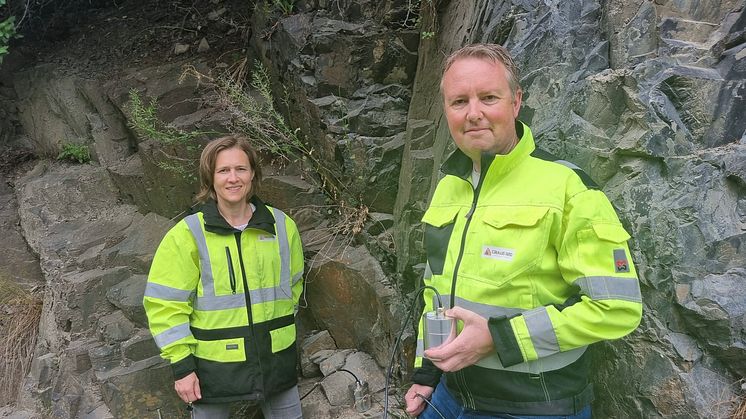 Følsomme sensorer for overvåking av steinsprang er på vei til Island. Ragnhild Lie og Lars Krangnes i Cautus Geo viser fram ny teknologi for overvåking og varsling av naturfarer.