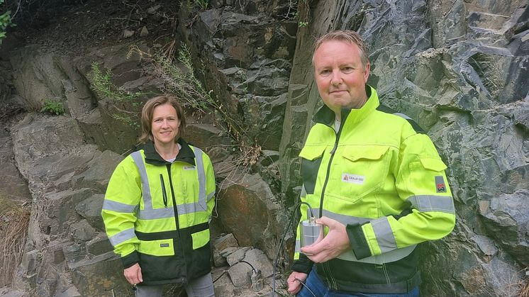 Følsomme sensorer for overvåking av steinsprang er på vei til Island. Ragnhild Lie og Lars Krangnes i Cautus Geo viser fram ny teknologi for overvåking og varsling av naturfarer.