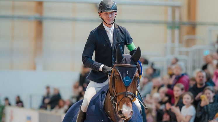 Överlägsen vinst för Viktor Edvinsson och ECS Chacco Blue Jr i torsdagens 5-stjärniga kvalklass för ATG Riders League Grand Prix 1.45.