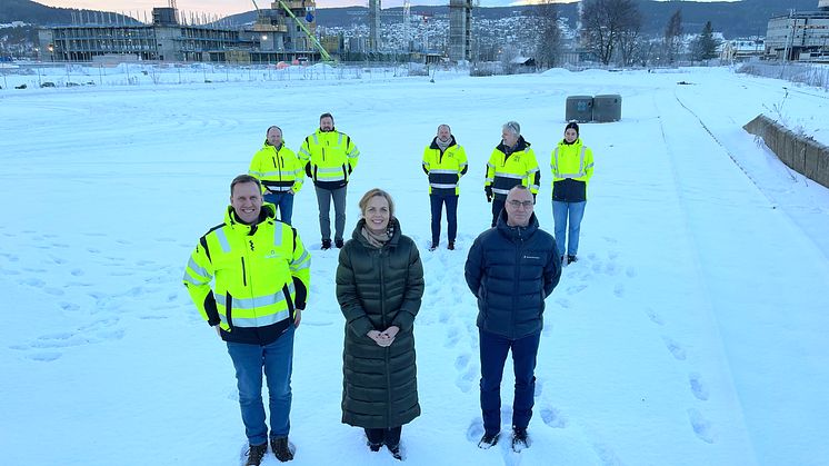 Daglig leder Thor Ambjørn Kjeldaas i Kjeldaas AS har signert kontrakt for grunnarbeid på helseparken med daglig leder Gøril Bergh og utbyggingsdirektør Jon Chr. Simenstad.