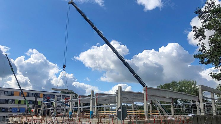 Letzte Fertigteile in der Turnhalle in Niederwiesa eingebaut