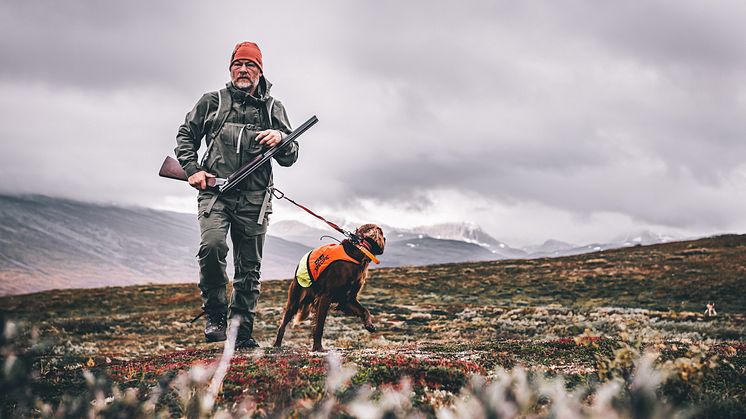 SKARP I BLIKKET: For Hans Simensen er jakt både jobb og hobby. Foto: Hans Kristian Krogh-Hanssen