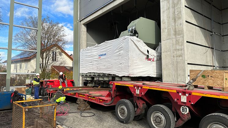 Mit Fingerspitzengefühl und voller Konzentration wird der 60-Tonnen-Trafo Zentimeter für Zentimeter vom Tieflader auf seinen neuen Platz im Umspannwerk Föhrenwald gezogen.