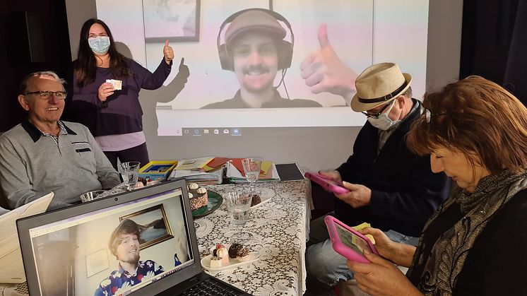Das Projekt „ViVerA – Virtuelle Veranstaltungen in der Altenpflege“ (https://www.viveras.de/) möchte ein digitales und ortunabhängiges Freiwilligenengagement etablieren.