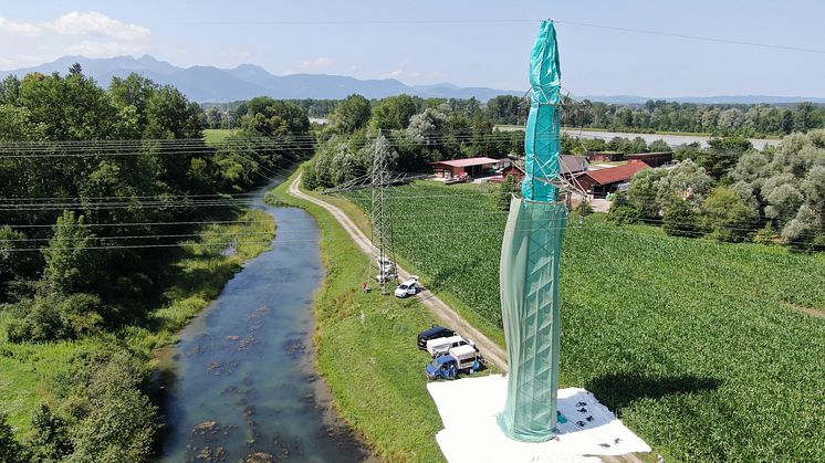 Die Bayernwerk Netz reinigt und streicht ab Montag, 29. Juli, die Hochspannungsmasten zwischen Murnau und Weilheim - wie hier auf dem Bild eine Leitung im Landkreis Rosenheim 2023.