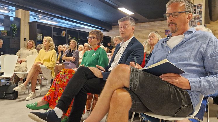 Fra venstre: Kathrine Kleveland (Sp), Odd Harald Hovland (Ap) og lokalpolitiker Svein Monsen (Ap).