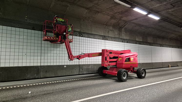 Operatunnelen - monterer SAA deformasjonskabel