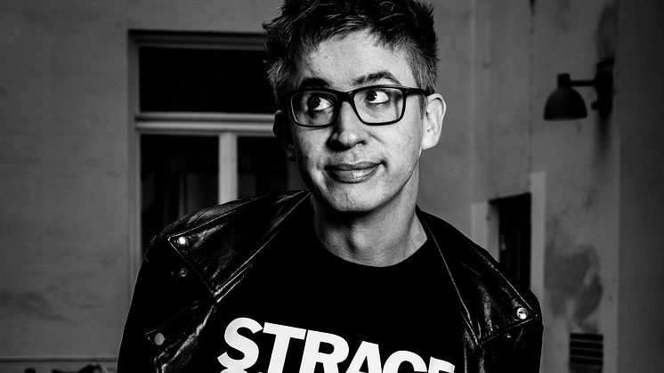 Fredrik Strage besöker KB med sin hyllade show "Strage on Stage"