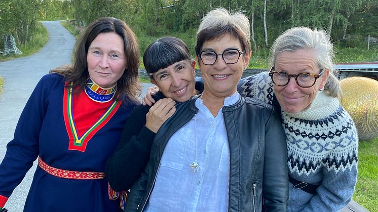 – Vi har plass til flere. Vil du være med oss for å gjøre politiske løfter om til ny politikk som forandrer Norge, så meld deg inn i dag, sier Kristin Green Johnsen, Sosan Asgari Mollestad, Jorun Henriksen og Cesilie Aurbakken. Foto: Helle Berger.