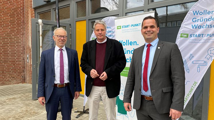 Vor dem nahezu fertiggestellten Gründerzentrum in Vechta. Foto: Gerecke