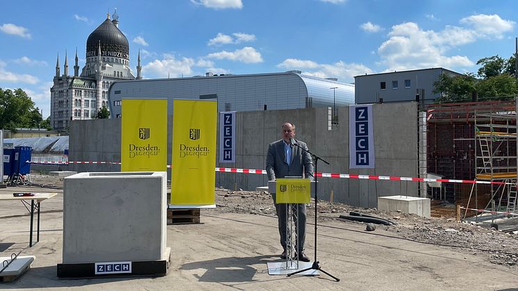 Oberbürgermeister Dirk Hilbert bei der Grundsteinlegung