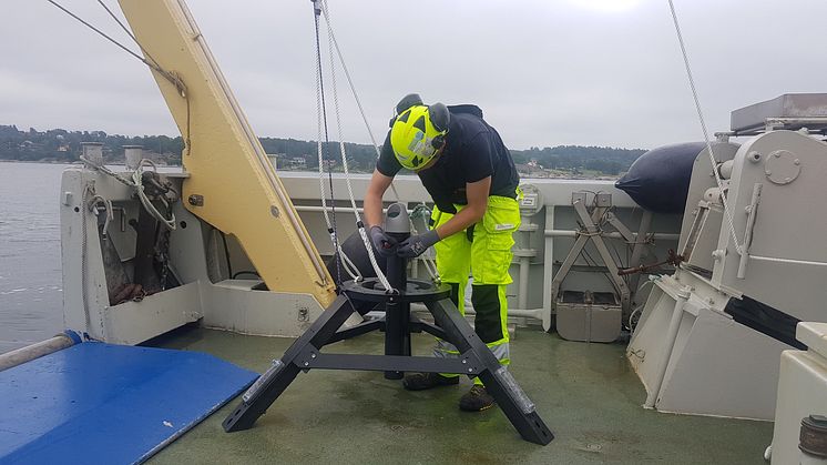 UTVIDER. Cautus Geo utvider med egne strømningsmålere. Her under klargjøring av akustisk måler i Oslofjorden utenfor Moss.