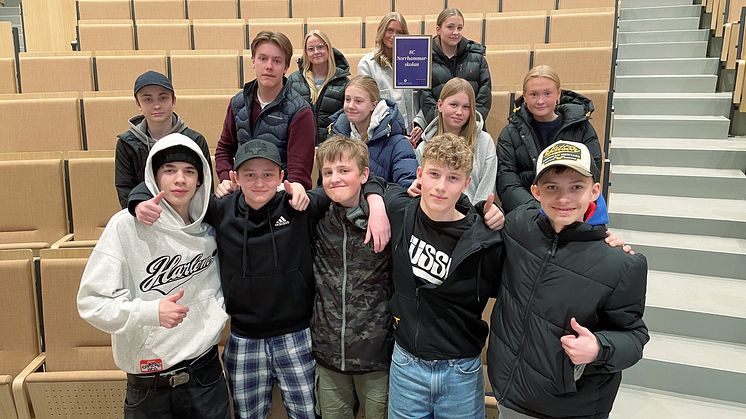Klass 8C från Norrhammarskolan vann regionfinalen i Teknikåttan 2024. Vissa elever i klassen saknas på bilden. Foto: Sara-Lena Brännström