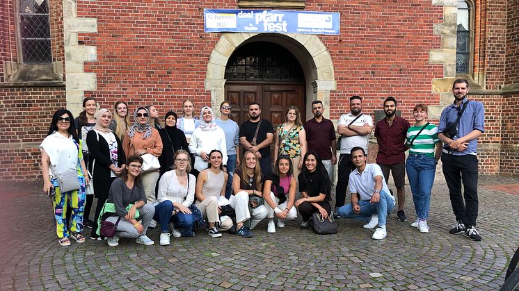 Die Teilnehmenden der Sommerschule bei einem Stadtrundgang in Vechta.