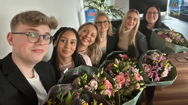 Haben ihre Ausbildung aufgrund hervorragender Leistungen verkürzt und starten nun bei alltours durch: (v.l.n.r.) Justin Holtmanns, Evelyn Liguori, Florence Büth, Juliana Barten, Maxi Rohwer und Kim Haben. Nicht im Bild: Marie-Louise Bahr.