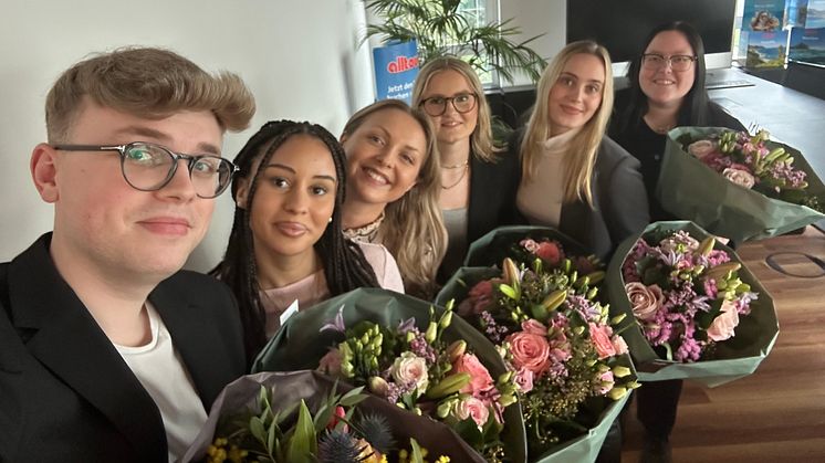 Haben ihre Ausbildung aufgrund hervorragender Leistungen verkürzt und starten nun bei alltours durch: (v.l.n.r.) Justin Holtmanns, Evelyn Liguori, Florence Büth, Juliana Barten, Maxi Rohwer und Kim Haben. Nicht im Bild: Marie-Louise Bahr.