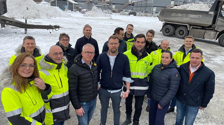 Gøril Bergh og Jon Chr. Simenstad i Drammen Helsepark (fra venstre, foran) signerte entrepriser med Morten Majormoen (Caverion), Thorsteinn Petursson (Rør System), Lars Johan Tveit (KONE), Silje Sørvåg (Nordomatic) og Bjørnar Sønsterud (PowerTech).