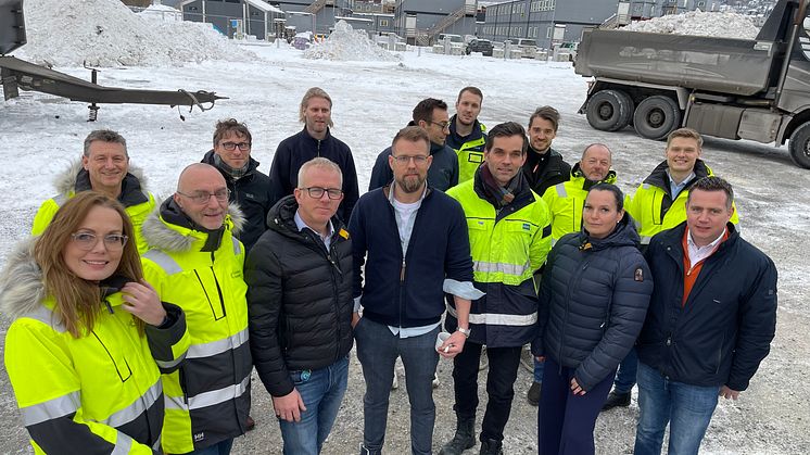 Gøril Bergh og Jon Chr. Simenstad i Drammen Helsepark (fra venstre, foran) signerte entrepriser med Morten Majormoen (Caverion), Thorsteinn Petursson (Rør System), Lars Johan Tveit (KONE), Silje Sørvåg (Nordomatic) og Bjørnar Sønsterud (PowerTech).