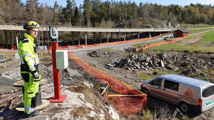 Gaute Haugen Sandnes i Cautus Geo ute på tilsyn med instrumenteringen for Nore bru.