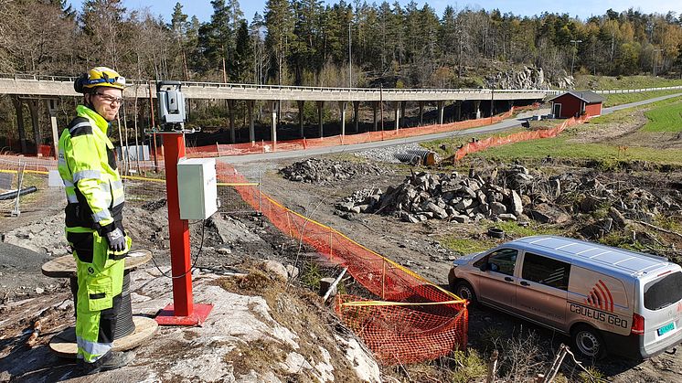 Gaute Haugen Sandnes i Cautus Geo ute på tilsyn med instrumenteringen for Nore bru.