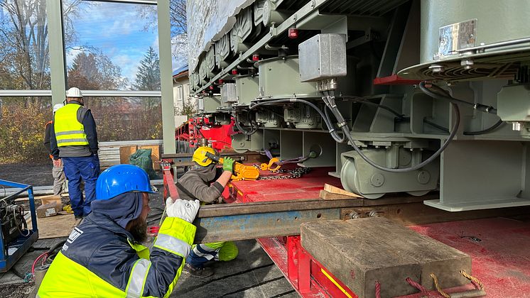 Präzisionsarbeit: Auf Schienen gleitet der 60-Tonnen-Kolloss vom LKW auf seinen Platz.